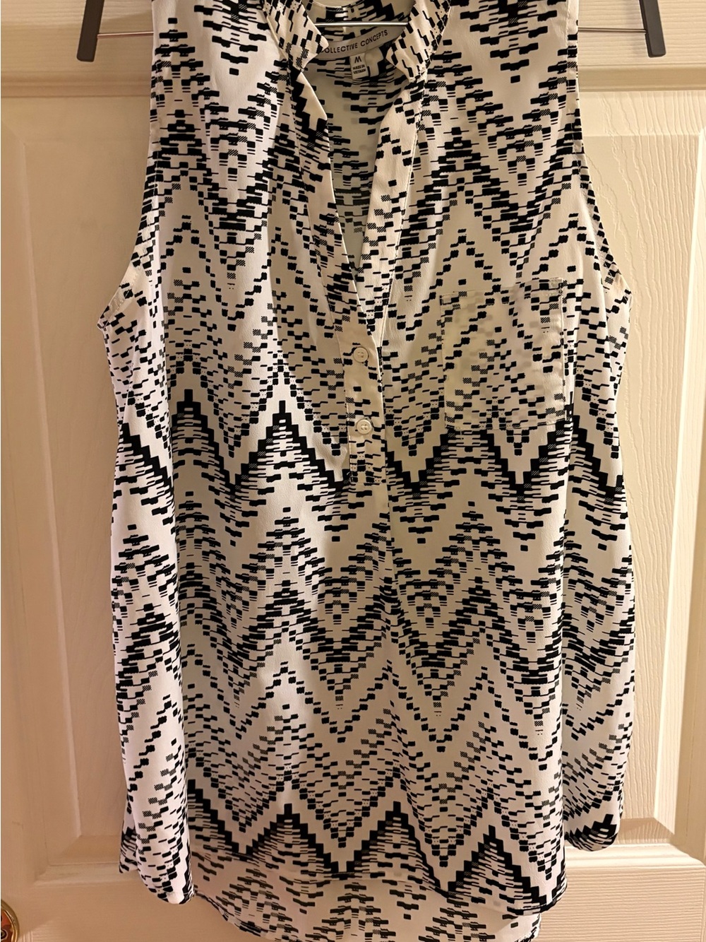 Collective Concepts Black and White Chevron Sleeveless Button-Front Top